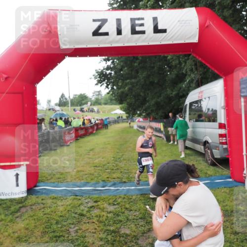 21.06.2025 - 27. Vierlanden-Triathlon MichiJ http://msf.ph/oto/8050869 15.06.2026 15:14:11 Ziel 1394 meine-sportfotos.de