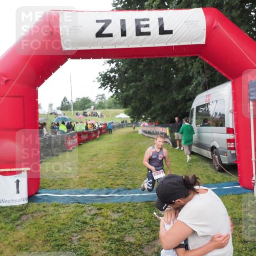 21.06.2025 - 27. Vierlanden-Triathlon MichiJ http://msf.ph/oto/8050870 15.06.2026 15:14:11 Ziel 1394 meine-sportfotos.de