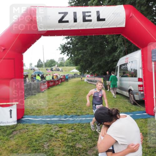 21.06.2025 - 27. Vierlanden-Triathlon MichiJ http://msf.ph/oto/8050871 15.06.2026 15:14:11 Ziel 1394 meine-sportfotos.de