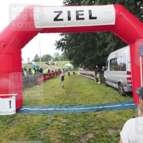21.06.2025 - 27. Vierlanden-Triathlon MichiJ http://msf.ph/oto/8050872 15.06.2026 15:14:19 Ziel 1386 meine-sportfotos.de