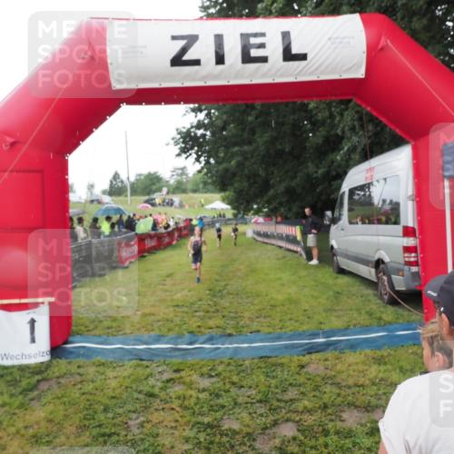 21.06.2025 - 27. Vierlanden-Triathlon MichiJ http://msf.ph/oto/8050873 15.06.2026 15:14:19 Ziel 1386 meine-sportfotos.de