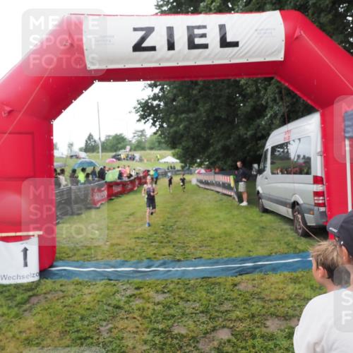 21.06.2025 - 27. Vierlanden-Triathlon MichiJ http://msf.ph/oto/8050875 15.06.2026 15:14:19 Ziel 1386 meine-sportfotos.de