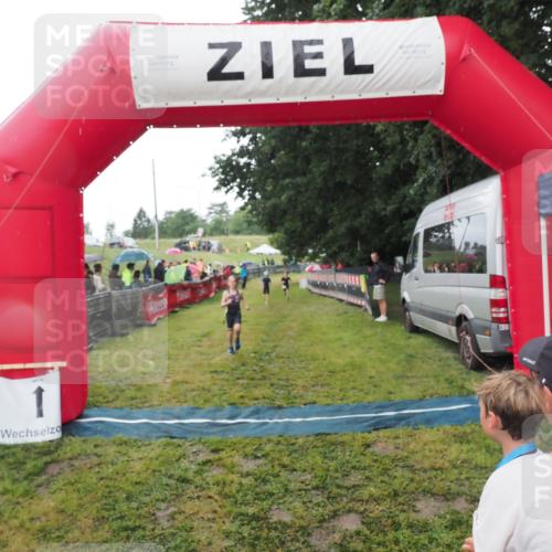 21.06.2025 - 27. Vierlanden-Triathlon MichiJ http://msf.ph/oto/8050876 15.06.2026 15:14:19 Ziel 1386 meine-sportfotos.de