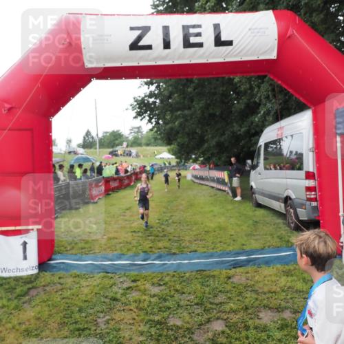 21.06.2025 - 27. Vierlanden-Triathlon MichiJ http://msf.ph/oto/8050878 15.06.2026 15:14:19 Ziel 1386 meine-sportfotos.de