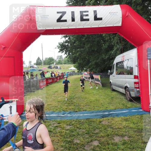 21.06.2025 - 27. Vierlanden-Triathlon MichiJ http://msf.ph/oto/8050889 15.06.2026 15:14:22 Ziel 1376, 1386 meine-sportfotos.de