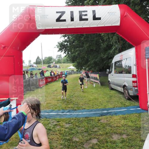 21.06.2025 - 27. Vierlanden-Triathlon MichiJ http://msf.ph/oto/8050890 15.06.2026 15:14:22 Ziel 1376, 1386 meine-sportfotos.de