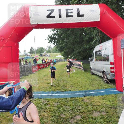 21.06.2025 - 27. Vierlanden-Triathlon MichiJ http://msf.ph/oto/8050891 15.06.2026 15:14:22 Ziel 1376, 1386 meine-sportfotos.de