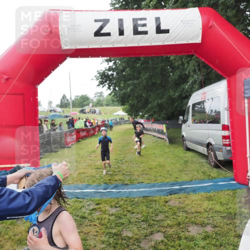 21.06.2025 - 27. Vierlanden-Triathlon MichiJ http://msf.ph/oto/8050892 15.06.2026 15:14:22 Ziel 1376, 1386 meine-sportfotos.de