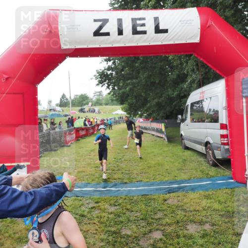 21.06.2025 - 27. Vierlanden-Triathlon MichiJ http://msf.ph/oto/8050893 15.06.2026 15:14:23 Ziel 1376, 1386 meine-sportfotos.de