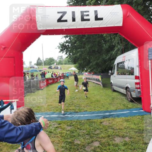 21.06.2025 - 27. Vierlanden-Triathlon MichiJ http://msf.ph/oto/8050894 15.06.2026 15:14:23 Ziel 1376, 1386 meine-sportfotos.de