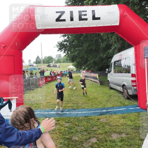 21.06.2025 - 27. Vierlanden-Triathlon MichiJ http://msf.ph/oto/8050895 15.06.2026 15:14:23 Ziel 1376, 1386 meine-sportfotos.de