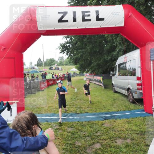 21.06.2025 - 27. Vierlanden-Triathlon MichiJ http://msf.ph/oto/8050896 15.06.2026 15:14:23 Ziel 1376, 1386 meine-sportfotos.de