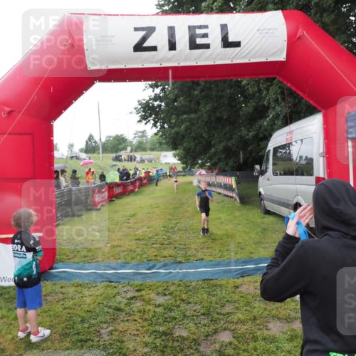 21.06.2025 - 27. Vierlanden-Triathlon MichiJ http://msf.ph/oto/8050899 15.06.2026 15:14:34 Ziel 1373 meine-sportfotos.de