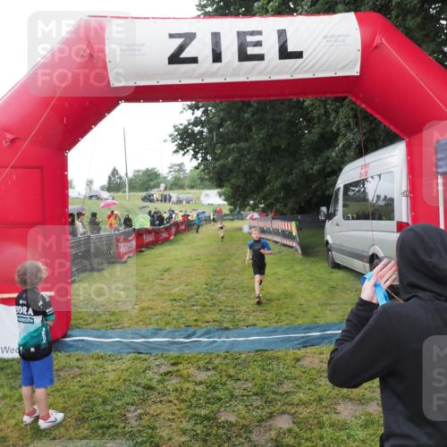 21.06.2025 - 27. Vierlanden-Triathlon MichiJ http://msf.ph/oto/8050900 15.06.2026 15:14:34 Ziel 1373 meine-sportfotos.de