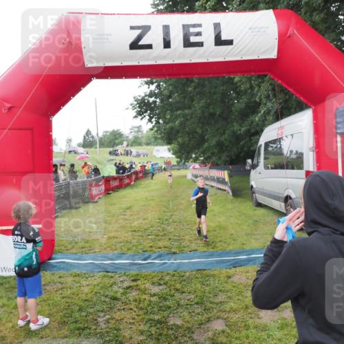 21.06.2025 - 27. Vierlanden-Triathlon MichiJ http://msf.ph/oto/8050902 15.06.2026 15:14:34 Ziel 1373 meine-sportfotos.de