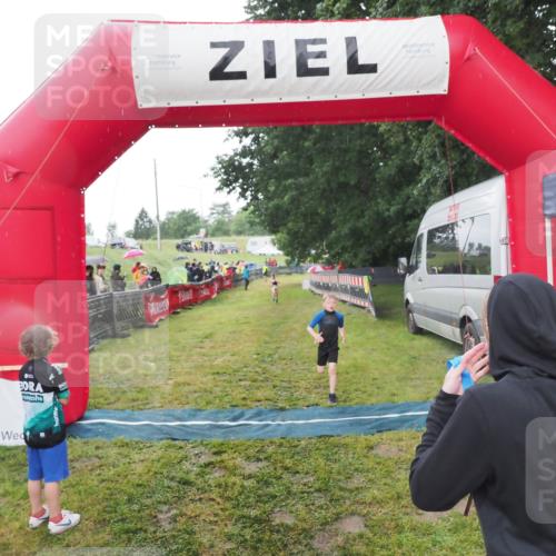 21.06.2025 - 27. Vierlanden-Triathlon MichiJ http://msf.ph/oto/8050903 15.06.2026 15:14:34 Ziel 1373 meine-sportfotos.de