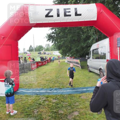 21.06.2025 - 27. Vierlanden-Triathlon MichiJ http://msf.ph/oto/8050904 15.06.2026 15:14:34 Ziel 1373 meine-sportfotos.de