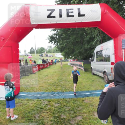 21.06.2025 - 27. Vierlanden-Triathlon MichiJ http://msf.ph/oto/8050905 15.06.2026 15:14:34 Ziel 1373 meine-sportfotos.de