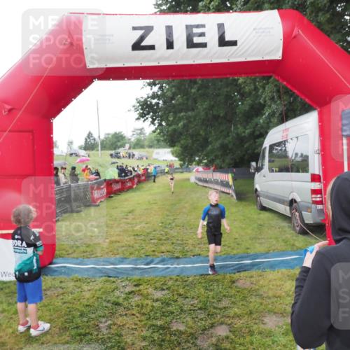 21.06.2025 - 27. Vierlanden-Triathlon MichiJ http://msf.ph/oto/8050906 15.06.2026 15:14:35 Ziel 1373, 1384 meine-sportfotos.de