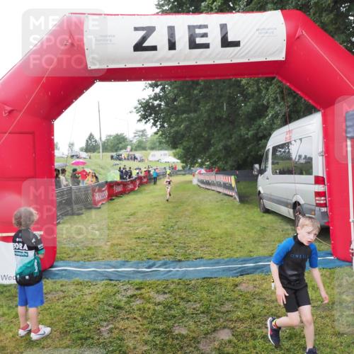21.06.2025 - 27. Vierlanden-Triathlon MichiJ http://msf.ph/oto/8050908 15.06.2026 15:14:36 Ziel 1373, 1384 meine-sportfotos.de