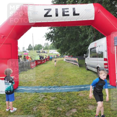 21.06.2025 - 27. Vierlanden-Triathlon MichiJ http://msf.ph/oto/8050909 15.06.2026 15:14:36 Ziel 1373, 1384 meine-sportfotos.de