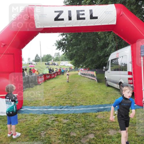21.06.2025 - 27. Vierlanden-Triathlon MichiJ http://msf.ph/oto/8050910 15.06.2026 15:14:36 Ziel 1373, 1384 meine-sportfotos.de