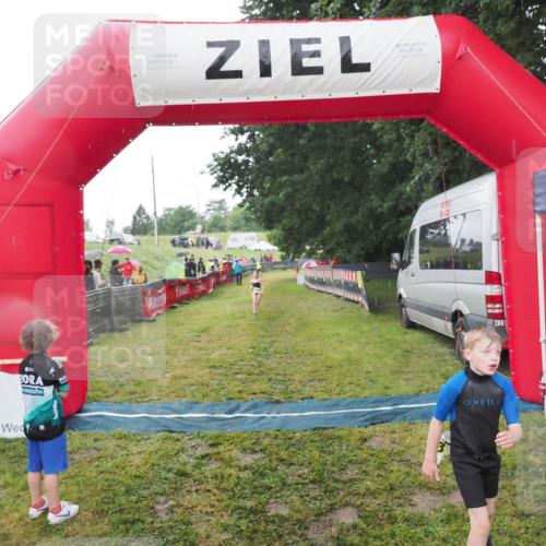 21.06.2025 - 27. Vierlanden-Triathlon MichiJ http://msf.ph/oto/8050911 15.06.2026 15:14:36 Ziel 1373, 1384 meine-sportfotos.de