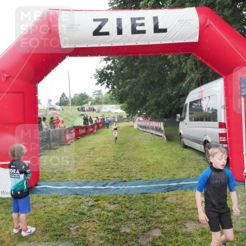 21.06.2025 - 27. Vierlanden-Triathlon MichiJ http://msf.ph/oto/8050912 15.06.2026 15:14:36 Ziel 1373, 1384 meine-sportfotos.de