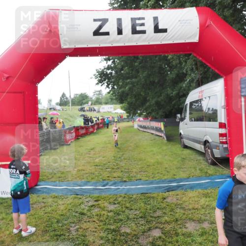 21.06.2025 - 27. Vierlanden-Triathlon MichiJ http://msf.ph/oto/8050913 15.06.2026 15:14:37 Ziel 1373, 1384 meine-sportfotos.de