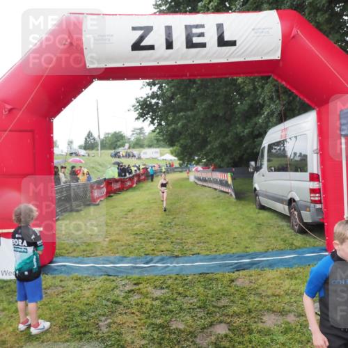 21.06.2025 - 27. Vierlanden-Triathlon MichiJ http://msf.ph/oto/8050914 15.06.2026 15:14:37 Ziel 1373, 1384 meine-sportfotos.de