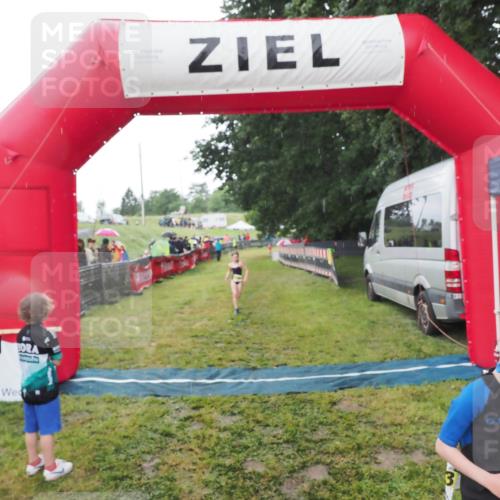 21.06.2025 - 27. Vierlanden-Triathlon MichiJ http://msf.ph/oto/8050917 15.06.2026 15:14:37 Ziel 1373, 1384 meine-sportfotos.de