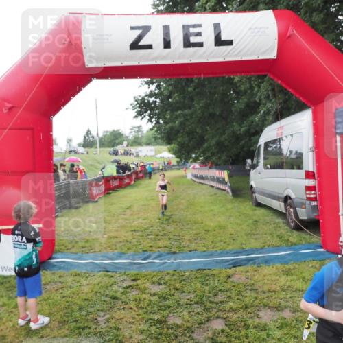 21.06.2025 - 27. Vierlanden-Triathlon MichiJ http://msf.ph/oto/8050918 15.06.2026 15:14:37 Ziel 1373, 1384 meine-sportfotos.de