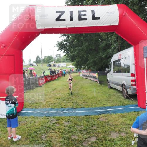 21.06.2025 - 27. Vierlanden-Triathlon MichiJ http://msf.ph/oto/8050919 15.06.2026 15:14:38 Ziel 1373, 1384 meine-sportfotos.de
