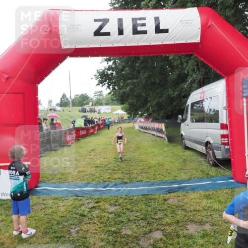 21.06.2025 - 27. Vierlanden-Triathlon MichiJ http://msf.ph/oto/8050920 15.06.2026 15:14:38 Ziel 1373, 1384 meine-sportfotos.de