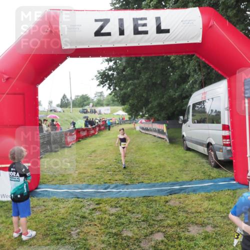 21.06.2025 - 27. Vierlanden-Triathlon MichiJ http://msf.ph/oto/8050922 15.06.2026 15:14:38 Ziel 1373, 1384 meine-sportfotos.de