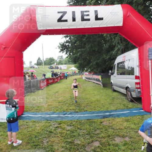 21.06.2025 - 27. Vierlanden-Triathlon MichiJ http://msf.ph/oto/8050923 15.06.2026 15:14:38 Ziel 1373, 1384 meine-sportfotos.de
