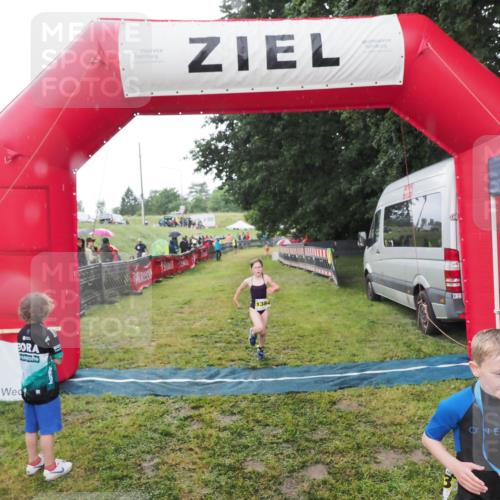 21.06.2025 - 27. Vierlanden-Triathlon MichiJ http://msf.ph/oto/8050926 15.06.2026 15:14:38 Ziel 1373, 1384 meine-sportfotos.de