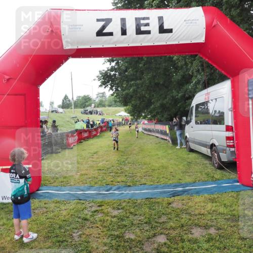21.06.2025 - 27. Vierlanden-Triathlon MichiJ http://msf.ph/oto/8050932 15.06.2026 15:14:57 Ziel 1387, 1389 meine-sportfotos.de