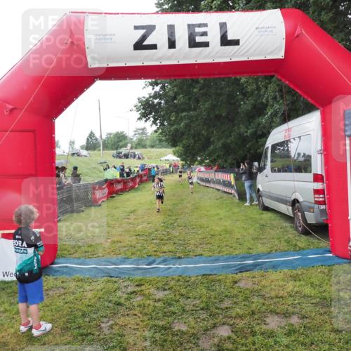 21.06.2025 - 27. Vierlanden-Triathlon MichiJ http://msf.ph/oto/8050933 15.06.2026 15:14:57 Ziel 1387, 1389 meine-sportfotos.de