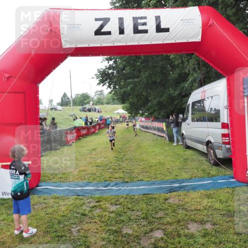 21.06.2025 - 27. Vierlanden-Triathlon MichiJ http://msf.ph/oto/8050934 15.06.2026 15:14:57 Ziel 1387, 1389 meine-sportfotos.de