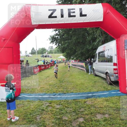 21.06.2025 - 27. Vierlanden-Triathlon MichiJ http://msf.ph/oto/8050937 15.06.2026 15:14:58 Ziel 1387, 1389 meine-sportfotos.de