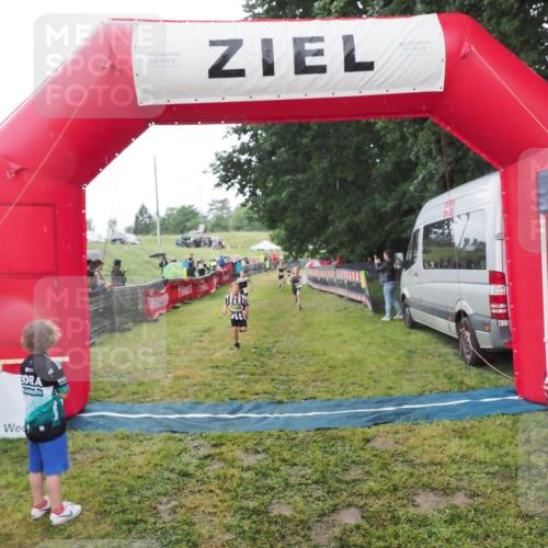 21.06.2025 - 27. Vierlanden-Triathlon MichiJ http://msf.ph/oto/8050939 15.06.2026 15:14:58 Ziel 1387, 1389 meine-sportfotos.de