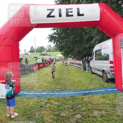 21.06.2025 - 27. Vierlanden-Triathlon MichiJ http://msf.ph/oto/8050940 15.06.2026 15:14:58 Ziel 1387, 1389 meine-sportfotos.de