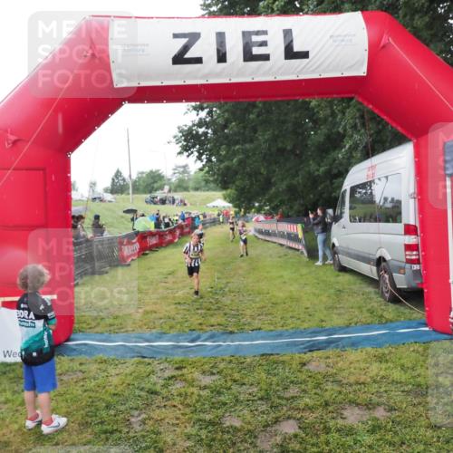 21.06.2025 - 27. Vierlanden-Triathlon MichiJ http://msf.ph/oto/8050941 15.06.2026 15:14:58 Ziel 1387, 1389 meine-sportfotos.de