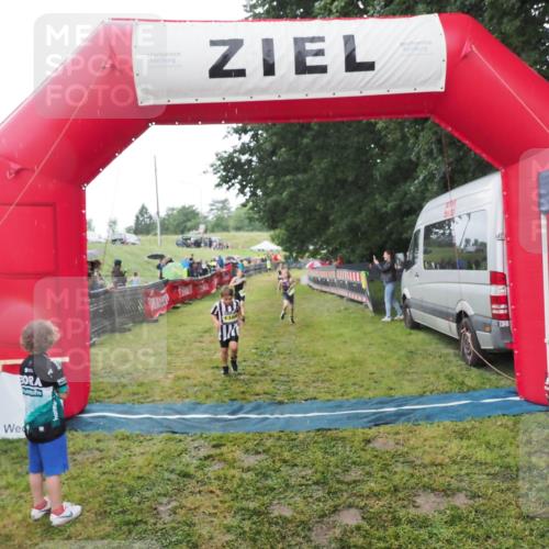 21.06.2025 - 27. Vierlanden-Triathlon MichiJ http://msf.ph/oto/8050945 15.06.2026 15:14:59 Ziel 1387, 1389 meine-sportfotos.de