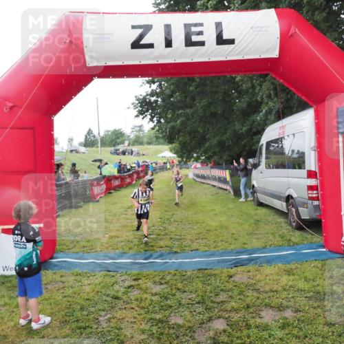 21.06.2025 - 27. Vierlanden-Triathlon MichiJ http://msf.ph/oto/8050946 15.06.2026 15:14:59 Ziel 1387, 1389 meine-sportfotos.de