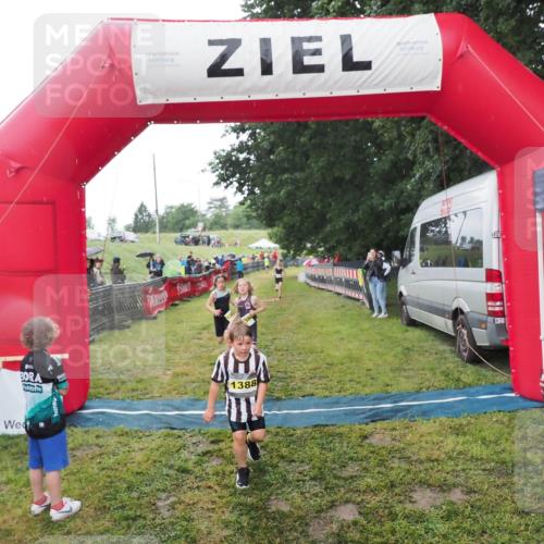 21.06.2025 - 27. Vierlanden-Triathlon MichiJ http://msf.ph/oto/8050956 15.06.2026 15:15:00 Ziel 1387, 1389 meine-sportfotos.de