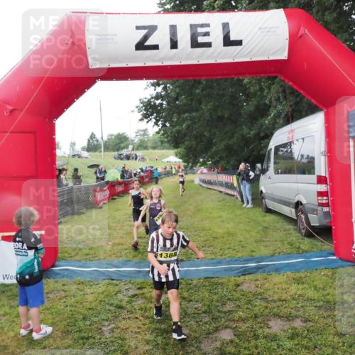 21.06.2025 - 27. Vierlanden-Triathlon MichiJ http://msf.ph/oto/8050958 15.06.2026 15:15:00 Ziel 1387, 1389 meine-sportfotos.de