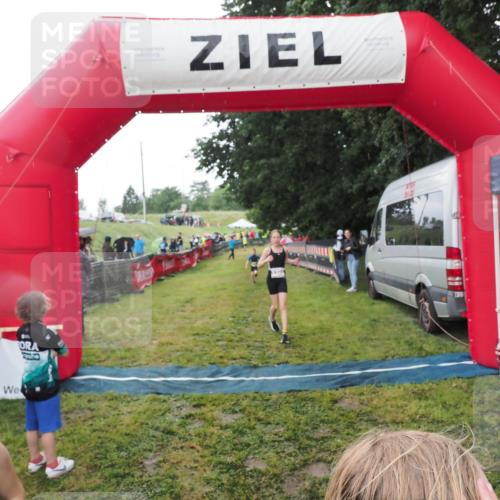 21.06.2025 - 27. Vierlanden-Triathlon MichiJ http://msf.ph/oto/8050961 15.06.2026 15:15:04 Ziel 1387, 1389 meine-sportfotos.de