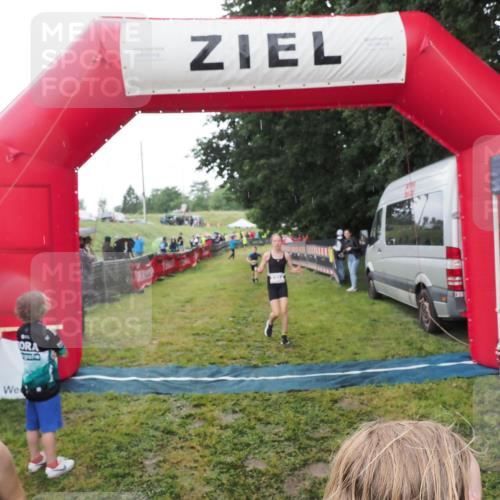21.06.2025 - 27. Vierlanden-Triathlon MichiJ http://msf.ph/oto/8050962 15.06.2026 15:15:04 Ziel 1387, 1389 meine-sportfotos.de